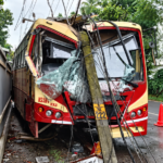 കോഴിക്കോട് ചെലവൂരിൽ വൈദ്യുതി പോസ്റ്റിലിടിച്ച് തകർന്ന കെഎസ്ആർടിസി സൂപ്പർ ഫാസ്റ്റ് ബസ്